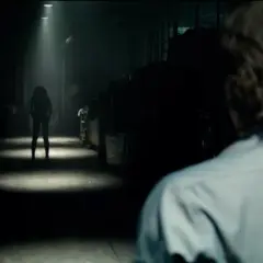 Horror gdy gasną światła: Przerażająca istota w mroku domu