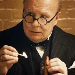 Recenzja filmu Czas Mroku: Oldman jako Churchill zachwyca