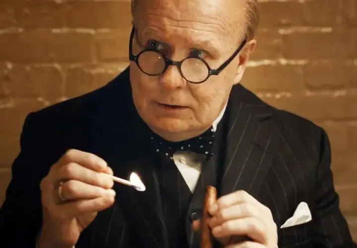 Recenzja filmu Czas Mroku: Oldman jako Churchill zachwyca